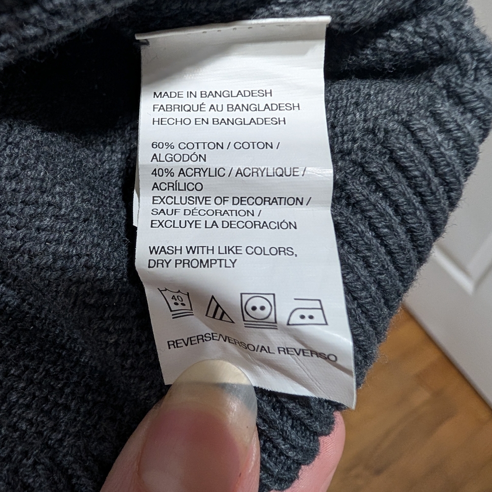 IZOD Men's Gray V-Neck Sweater - Picture 7 of 8